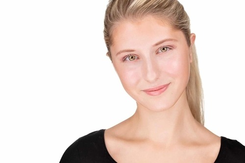 Headshot of Sofie Photograph by: http://pro-snaps.stream